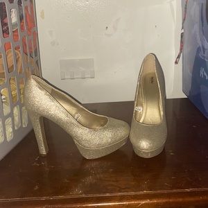 Not sure what brand but the size is women’s 10s